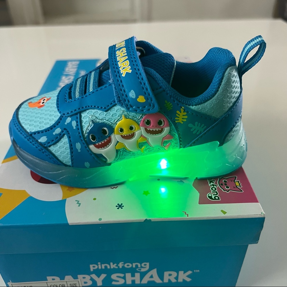 Nickelodeon Baby Shark Toddler Boys' Sneakers,Light up , Sz: 6 , end 10 - Picture 6 of 9